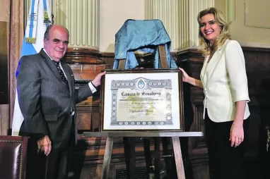 Carlos Páez de la Torre (h) fue premiado en el Senado