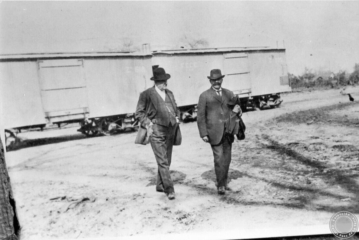 José Padilla (izq.) y Carlos Rougés canchón Ingenio Mercedes (1908)