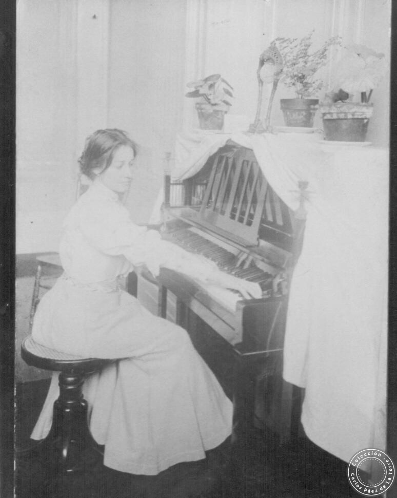 Lola Mora tocando piano