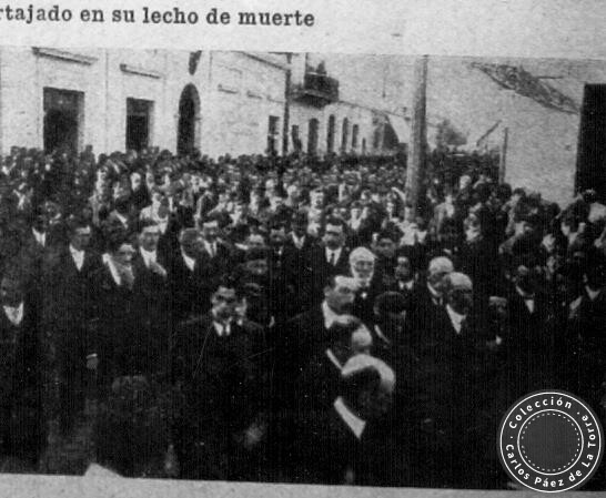 Multitud que seguía el féretro de Manuel D. Pizarro