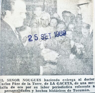 El Sr. Nougués haciendo entrega de la medalla de oro a Carlos Páez de la Torre